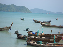 Longtail Boote vor Koh Lone Thailand