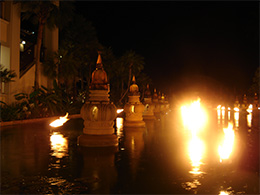 Hotel, Abend-Show, Flammen auf dem Wasser